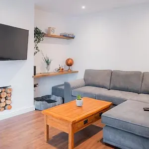 Tu Casa , A Beautiful & Peaceful 4 Bedroom House With Garden, Bbq Area , Ev & Parking Brighton